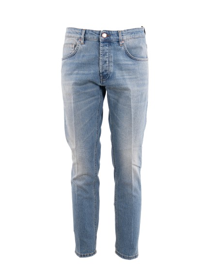 Shop DON THE FULLER  Jeans: Don The Fuller jeans "Yaren".
Vestibilità affusolata.
Lavaggio azzurro.
Bottone oro-rosa, etichetta in pelle ricamata, cuciture e punti gialli, leggera carteggiatura.
Composizione: 99% Cotone, 1% Elastan.
Made in Italy.. YAREN M2S5064A-D